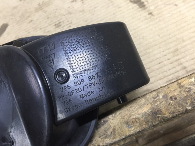 Дверка бензобака 7P5809857C VAG