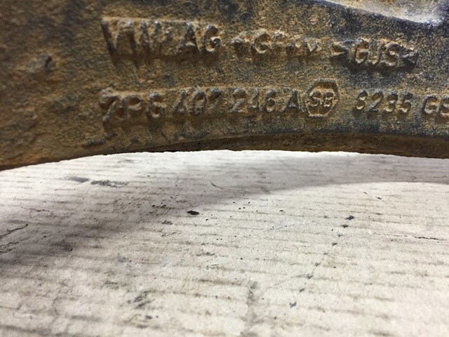 Цапфа поворотная правая 7P6407246A VAG