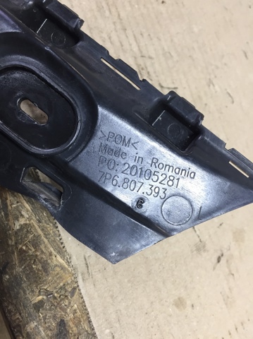 Левый кронштейн заднего бампера 7P6807393 VAG