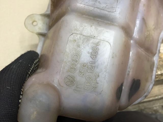 Водяной бачок системы охлаждения 8D0121403L VAG
