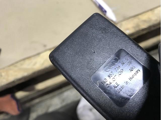 Рычаг фиксатор ремня безопасности задний левый 8K0857739AE VAG