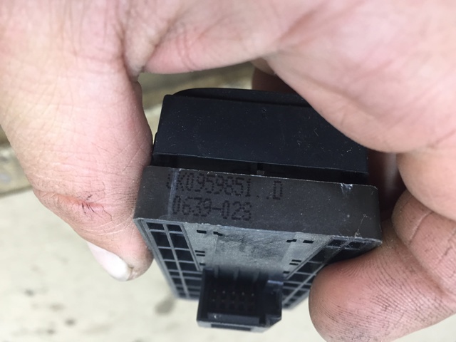 Кнопки переднего левого стекло подъемника 8K0959851 VAG