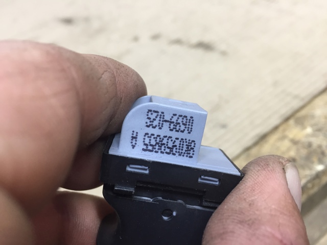 Кнопка подъемника переднего правого стекла 8K0959855A VAG
