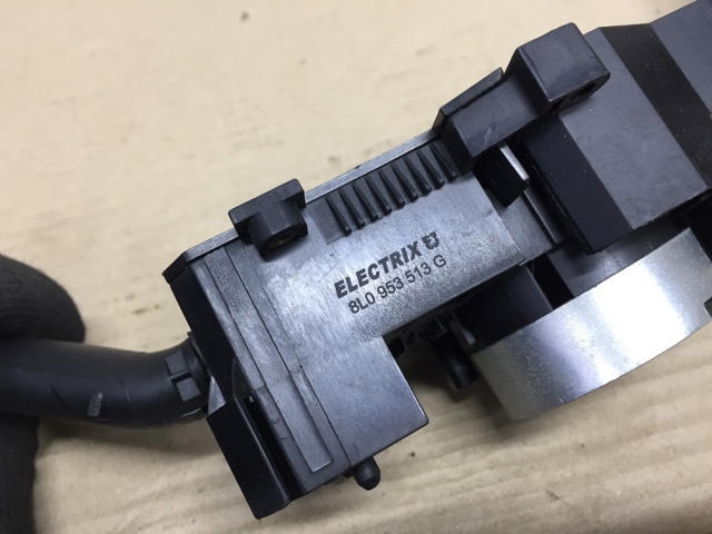 Левый подрулевой переключатель 8L0953513G VAG