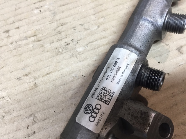 Рампа форсунок системы впрыска топлива 03L130089Q VAG