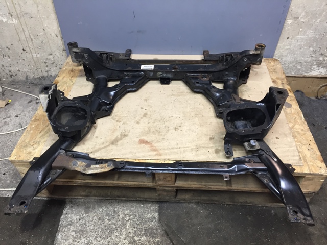 Поперечина передней подвески 31116779357 BMW