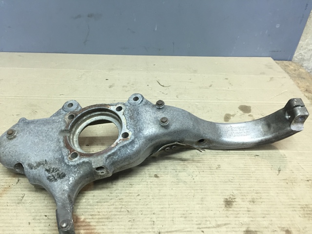 Кулак поворотный передний правый 31216869870 BMW