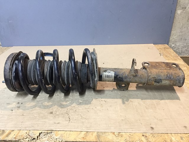 Амортизаторная стойка передняя правая 31316764602 BMW