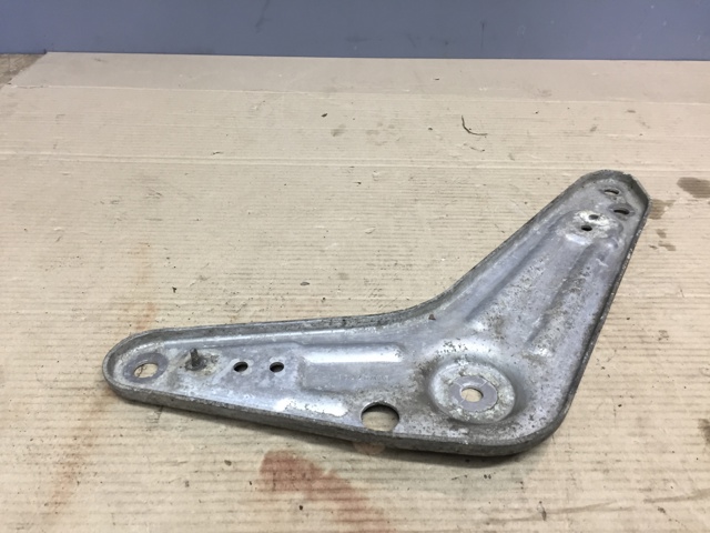 Кронштейн задней балки 33306885675 BMW