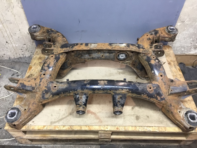 Поперечка задней подвески 33316863815 BMW