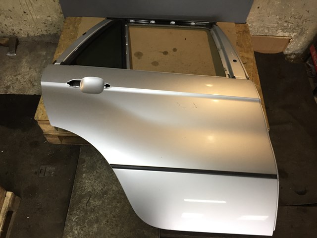 Задняя правая дверь 41528256828 BMW