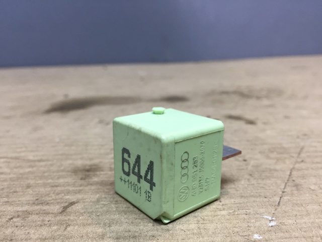 Реле топливного насоса Skoda Octavia 2 A5