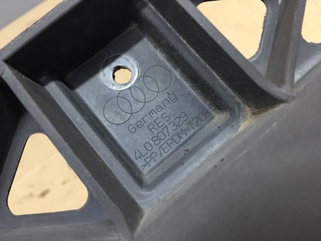 4L0807329 VAG Кронштейн бампера заднего центральный купить в Николаев