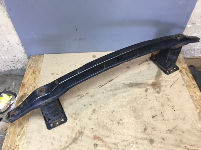 Усилитель переднего бампера  51117165458 BMW