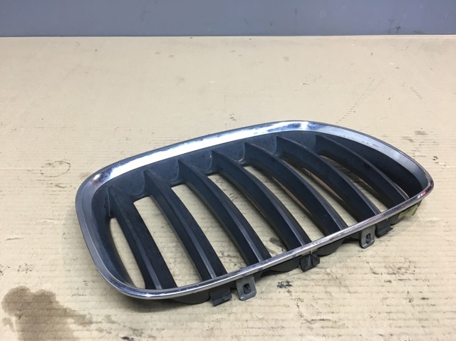 Решетка радиатора правая 51137124816 BMW