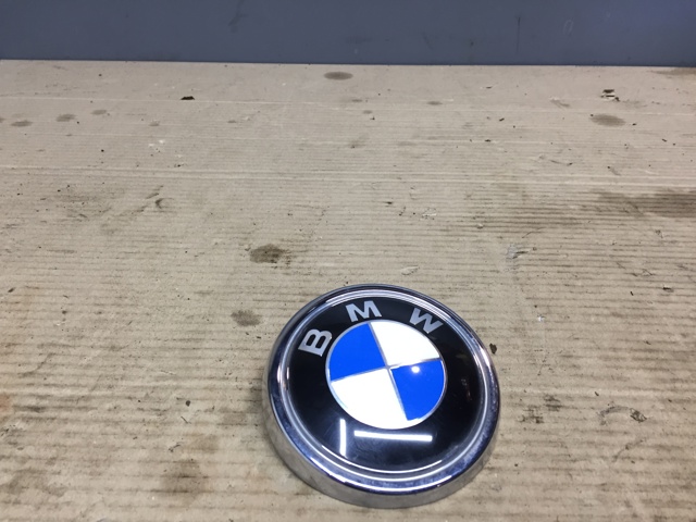 Эмблема на крышку багажника 51147157696 BMW