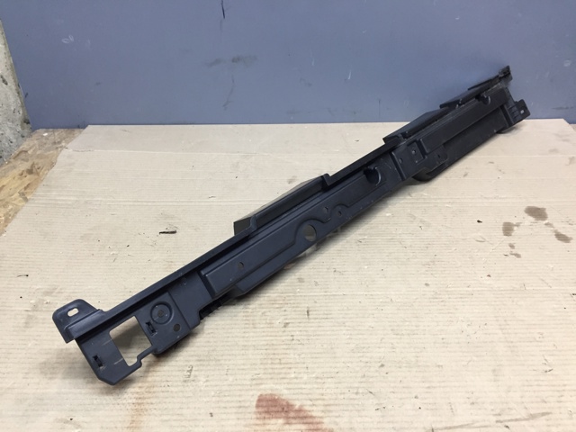 Кронштейн бампера переднего, правый 51477145914 BMW