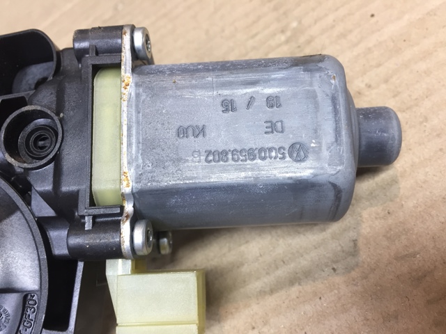 5Q0959802B Мотор стеклоподъемника двери передней правой купить Ирпень