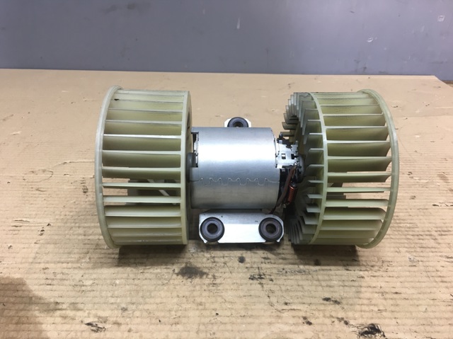 Электромотор печки 64118382305 BMW