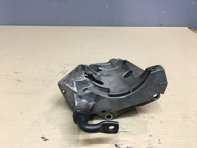 Кронштейн компрессора кондиционера 64557786708 BMW