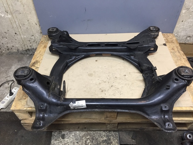 Передняя балка 7L0499030T VAG