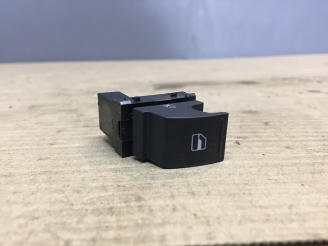 Кнопка стеклоподъемника передняя правая 7L6959855B VAG