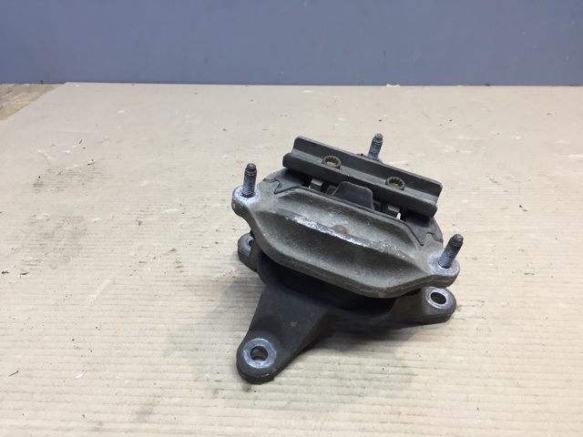 Крепление подушки коробки передач 8K0399151 VAG