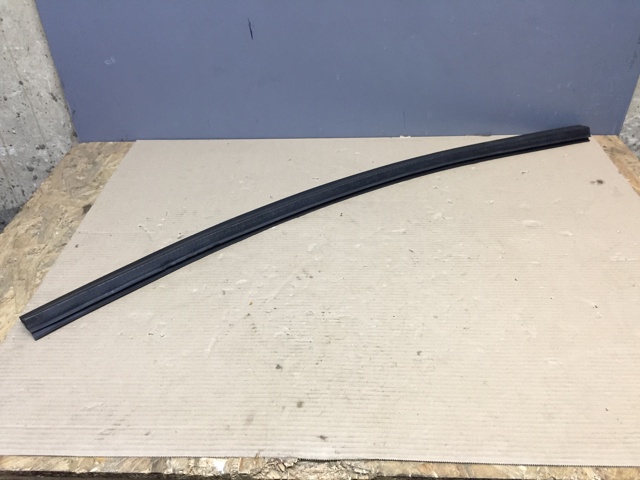 Уплотнитель под капот 8T0823723B VAG