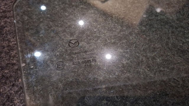 Стекло задней двери, правой DGH972510 MAZDA