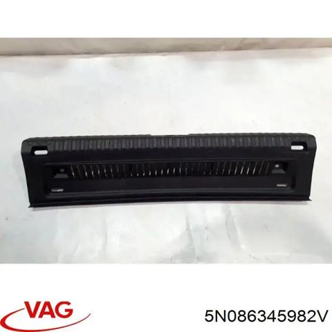 5N086345982V Облицовка задней панели багажника купить Сумы