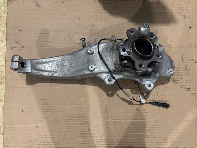 Кулак поворотный передний правый 31206884378 BMW