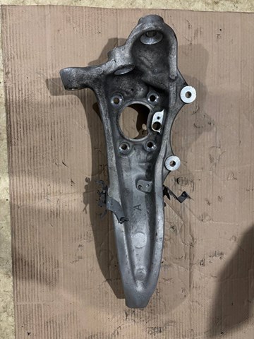 Цапфа передняя левая 31206884383 BMW
