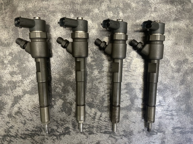 Форсунка впрыска топлива 0445110618 BOSCH