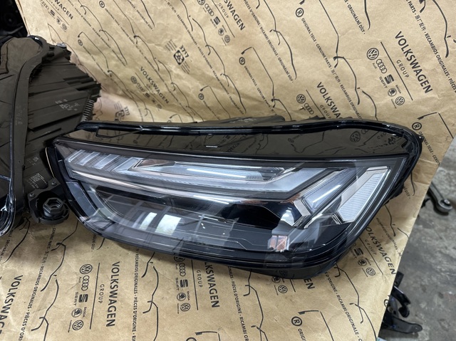 VAG 80A941036E Правая фара в наличии Житомир