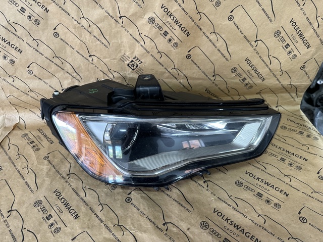 Фара передняя правая 8V0941006B VAG