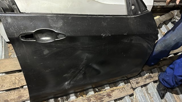 Пассажирская передняя дверь 41517386738 BMW