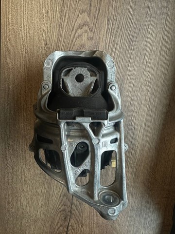 Подушка (опора) двигателя, левая 4M0199371HC VAG