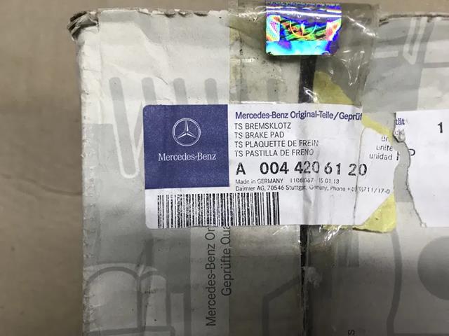 Колодки тормозные передние дисковые A0044206120