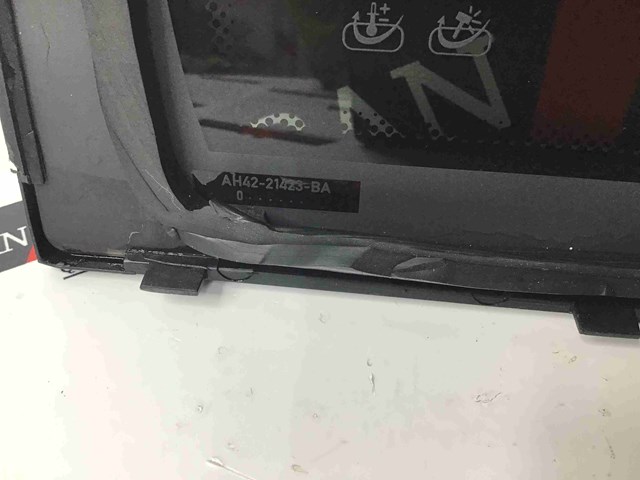 Задняя форточка левая LR017464 LAND ROVER