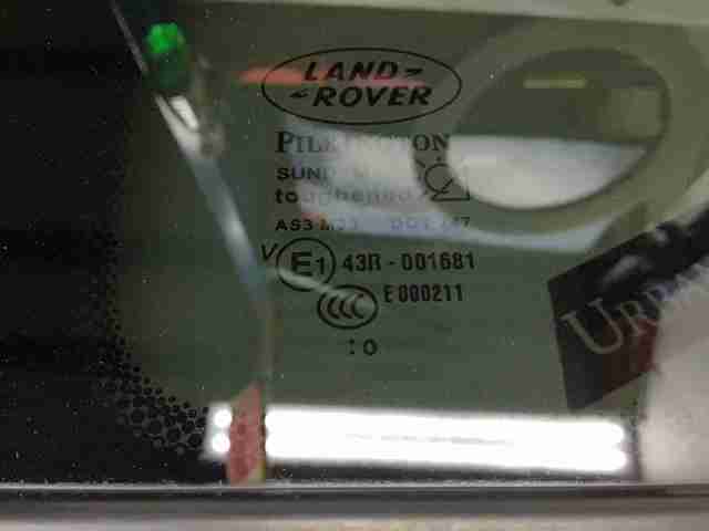 LR021068 LAND ROVER Стекло-форточка двери задней правой купить в Николаев