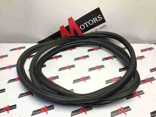Уплотнитель двери задка кузова LR024948 LAND ROVER