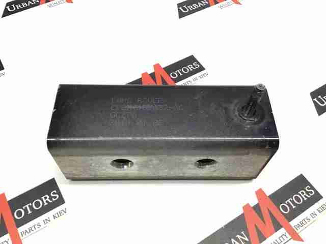 LAND ROVER LR033056 Кронштейн передней панели правый в наличии Николаев