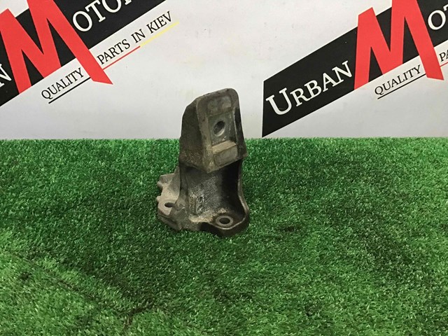 Кронштейн подушки (опоры) двигателя, левой LR033184 LAND ROVER