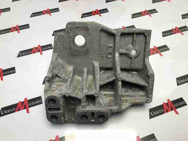 LR037029 LAND ROVER Кронштейн подушки (опоры) двигателя правой купить в Чернигов