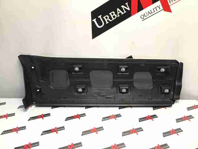 Молдинг задней левой двери, нижний LR038579 LAND ROVER