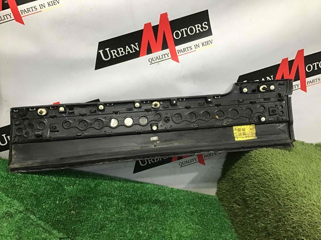 Молдинг двери передней левой нижний LR048805 LAND ROVER
