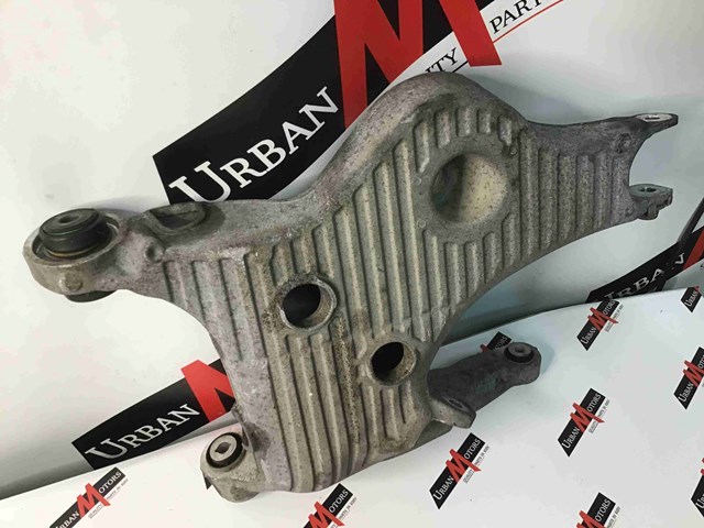 Рычаг задней подвески нижний, правый LR072652 LAND ROVER