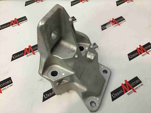 Кронштейн подушки (опоры) двигателя, правой LR122399 LAND ROVER