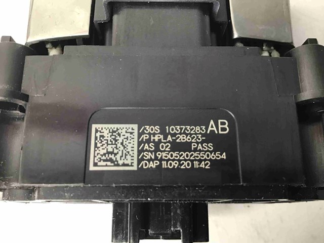 Кнопка электромеханического стояночного тормоза LR133126 LAND ROVER