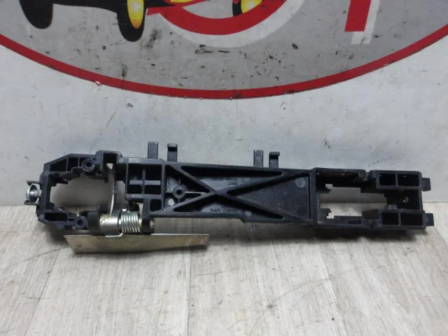 Держатель наружной ручки двери, передней правой 80610JG000 NISSAN